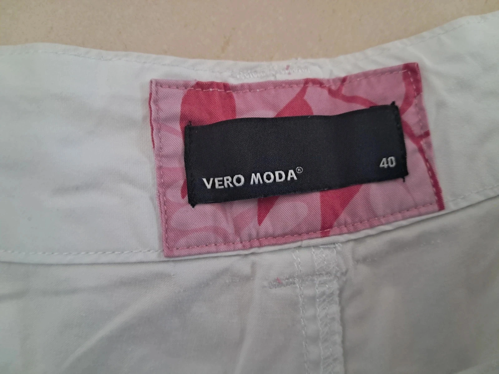 Short blanc style cargo Vero Moda taille 40 – photo 4